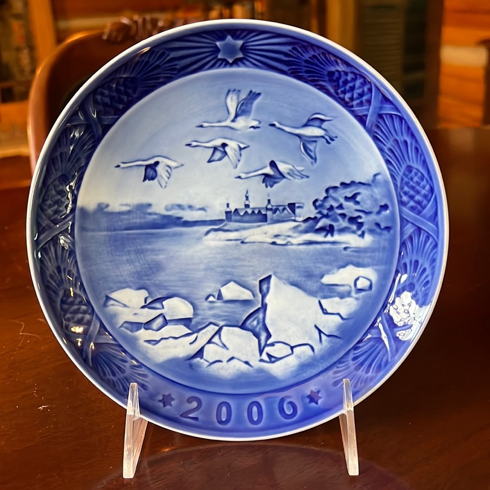 Royal Copenhagen Blue & White Annual Christmas Plate - 2006